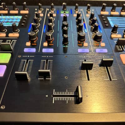 Native Instruments Traktor Kontrol S8 with Flight Case image 7