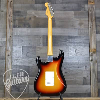 Fender Dealer Exclusive Vintera  Road Worn  '60s Stratocaster  3-Color Sunburst with Hardshell Case image 6