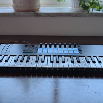 Novation Launchkey Mini 37 MKIV MIDI Keyboard Controller 2024 - Present - Black image 2