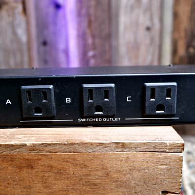 Pyle PDBC50 19" Rackmount Power Supply image 3