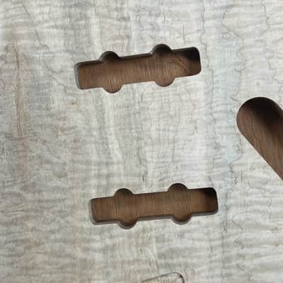 high end Offset Bass Body Unfinished Deep Curly Maple Top / Walnut Accent/ Solid One-piece Mahogany Back- limited Luthier Supply R2 imagen 19