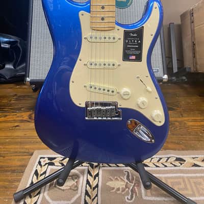 Fender American Ultra Stratocaster with Maple Fretboard Cobra Blue Bild 2