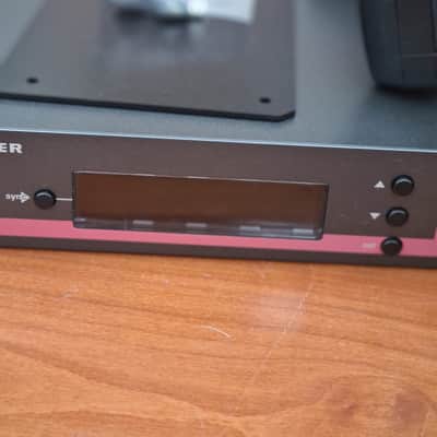 Sennheiser Sennheiser EM 100 G3 True Diversity Receiver – 516–558 MHz – Rack Mount Included imagen 5