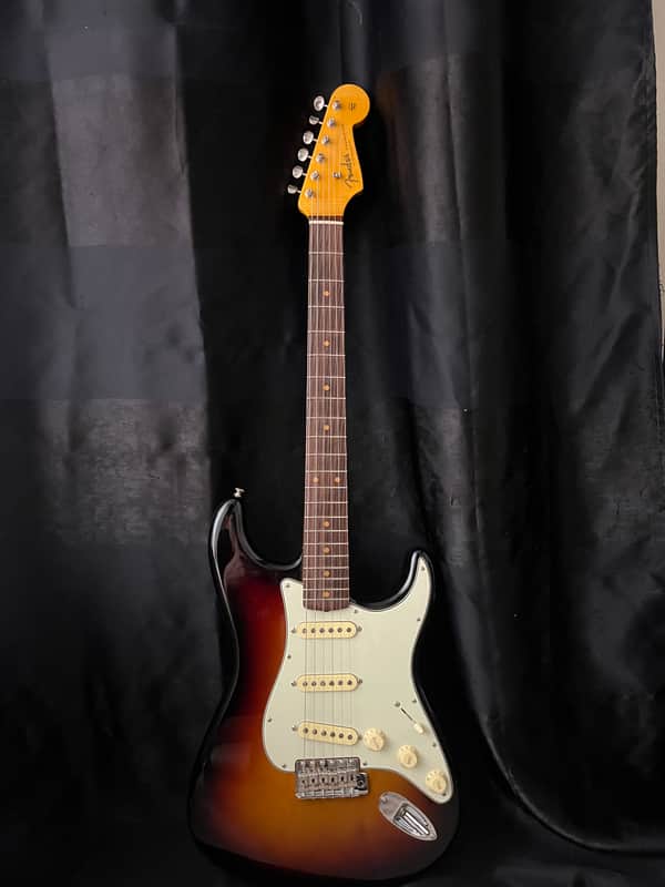 Fender American Vintage II '61 Stratocaster 2022 - Present - 3-Color Sunburst image 1