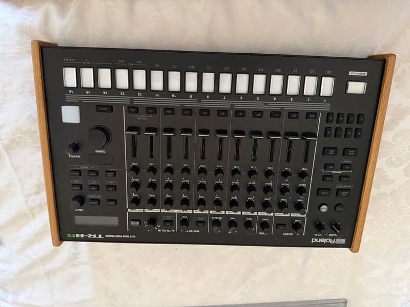 Roland TR-8S AIRA Rhythm Performer with Sample Playback
