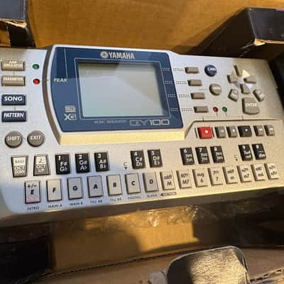 Yamaha QY100 Sequencer 1996 - 2002 - Silver