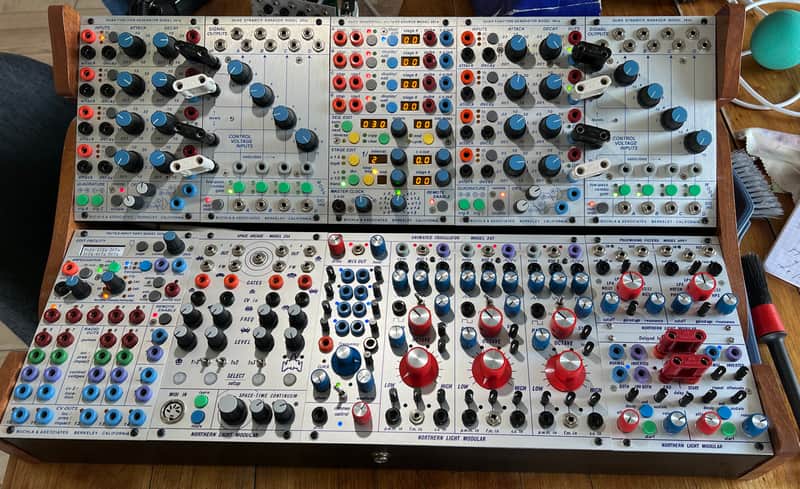 Special Buchla 201e-10 Powered Cabinet with extras! | Reverb España