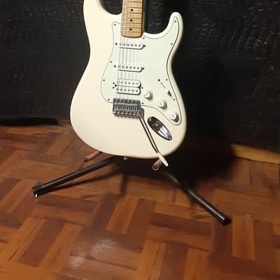 Fender Stratocaster HSS 2022 - White image 4