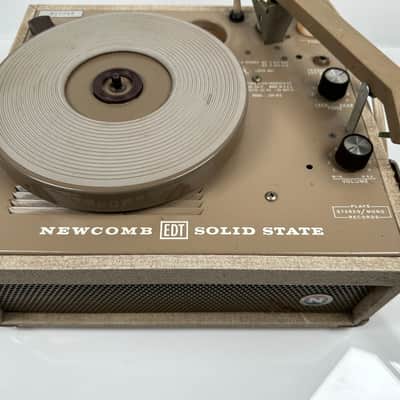 Newcomb Solid State portable suitcase record player EDT-15C Vintage 1970’s image 3