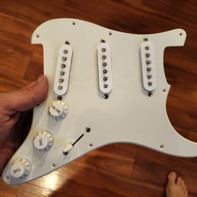 Squier Stratocaster loaded pickguard 2014 - White image 1