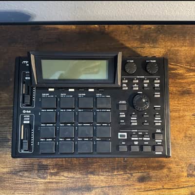 Akai MPC1000 Music Production Center 2004 - 2013 - Black image 2