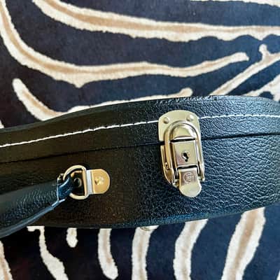 TKL Hard shell Mandolin Case - Black with Olive green plush interior image 5