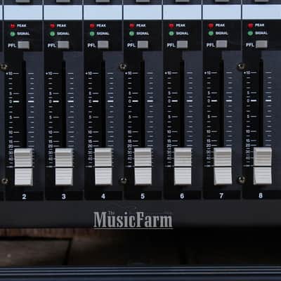 Yamaha EMX5000-12 12 Channel Powered Mixer 1000 Watt Mixing Console with Effects image 9