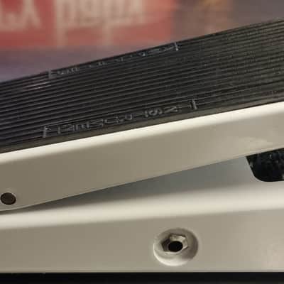Dunlop 105Q Cry Baby Bass Wah 1999 - Present - White image 3