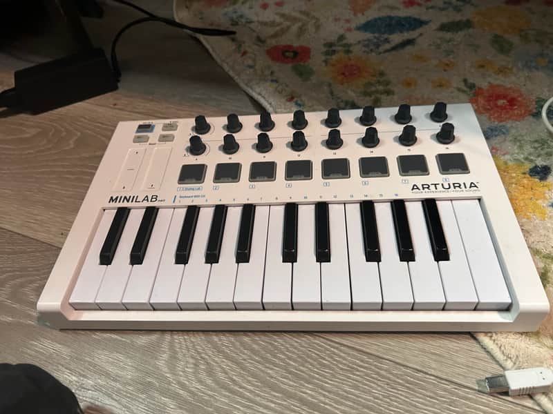 Arturia MiniLab MkII 25-Key MIDI Controller 2017 - Present - White image 1