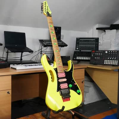 Ibanez JEM777DY Desert Yellow – 1988 First Generation Steve Vai Signature – Disappearing Pyramid Inlays – Original Pink Logo Ibanez Case image 1