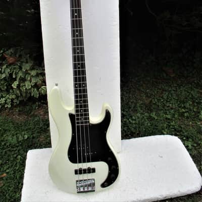 Dean Jammer III Bass Guitar,  1989,  Made In Korea,  34" Scale,  2 Pu's,   White Finish,  Gig Bag image 1