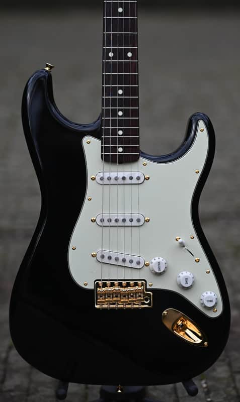 Fender FSR Made in Japan Traditional II 60s Stratocaster, Gold