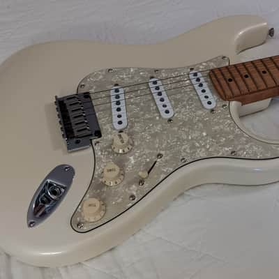 Squier Deluxe Stratocaster with Maple Fretboard & 2-Point Tremolo 2014 - Pearl White Metallic image 3