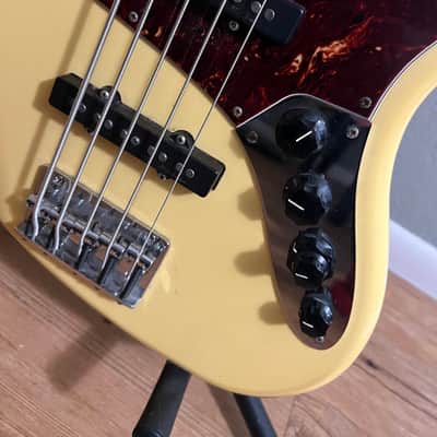 Fender Deluxe Active Jazz Bass V 2004- 2016 - Vintage White image 6