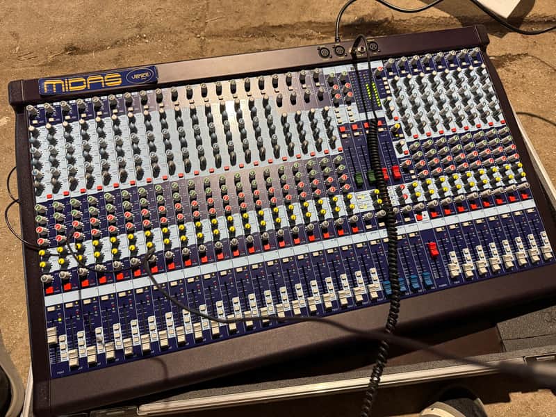 Midas Venice 320 32-Channel / 46-Input Mixing Console 2001 - 2010 - Blue image 1