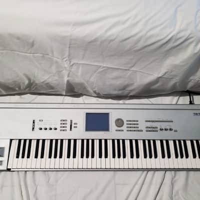 Korg KORG TRITON Pro 76-Key Synthesizer Workstation