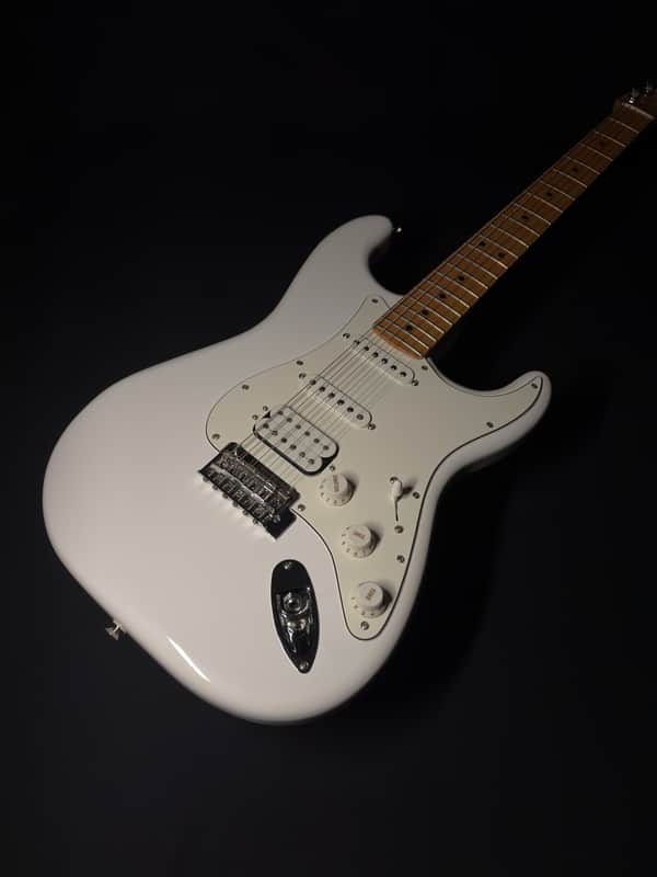 Fender Player Stratocaster HSS with Maple Fretboard 2018 - 2024 - Polar White