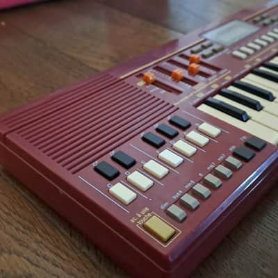 Immagine Yamaha PSS-11 PortaSound 32-Key Mini Keyboard - 8