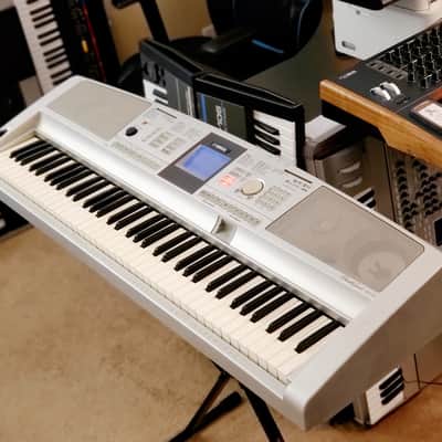 MUST SEE!!! YAMAHA DGX 305 SEMI-WEIGHTED 76-KEY DIGITAL PIANO IN AMAZING CONDITION! image 2