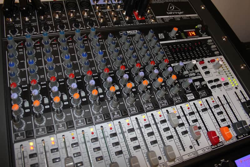 Behringer X1832USB 18-Input 3 2-Bus Mixer XENYX image 2