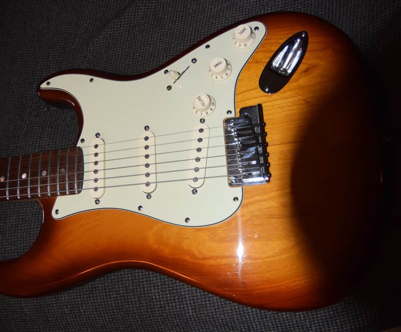 Fender American Deluxe Stratocaster with Rosewood Fretboard 2004 - 2010 Amber