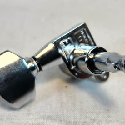 Rickenbacker 00525 Modern Style Guitar Mini Tuning Machine (Keywind) Set (6of 6 With 'R" Logo image 3