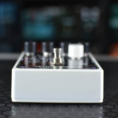 Electro-Harmonix String9 String Ensemble 2022 - Present - White / Brown Graphic image 2