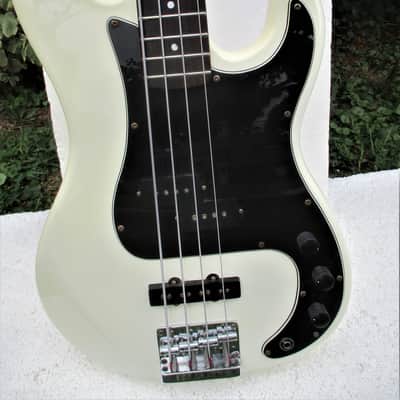 Dean Jammer III Bass Guitar,  1989,  Made In Korea,  34" Scale,  2 Pu's,   White Finish,  Gig Bag image 3