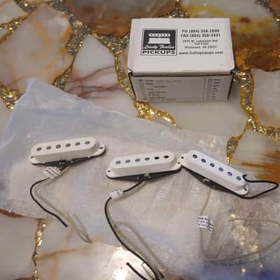 Lindy Fralin Strat Vintage Hot Pickup Set W/ Baseplate - White image 1