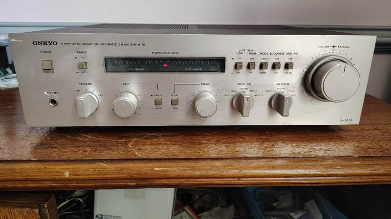 Onkyo A-7070 integrated stereo amplifier in excellent condition - 1980's