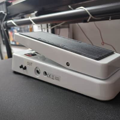 Dunlop 105Q Cry Baby Bass Wah 1999 - Present - White image 3