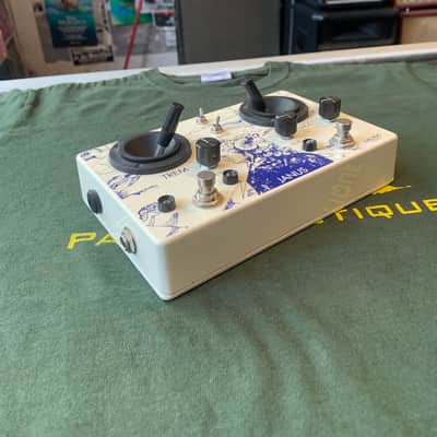 Walrus Audio Janus Tremolo / Fuzz 2012 - Present - White image 2