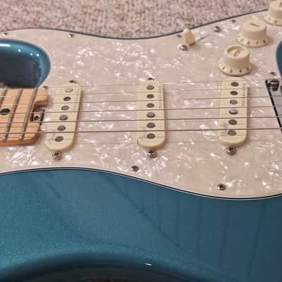 Fender American Elite Stratocaster with Maple Fretboard 2016 - 2019 - Ocean Turquoise Metallic image 4