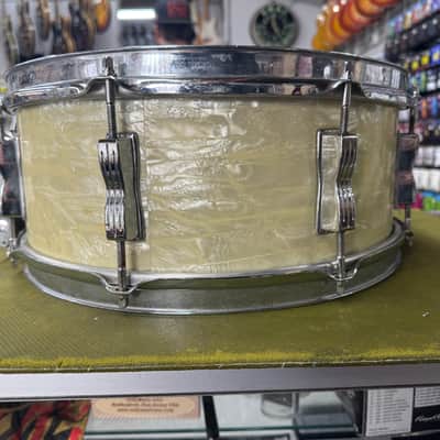 Ludwig No. 900 Super Classic 5.5x14" 8-Lug Snare Drum with P-87 Strainer, Keystone Badge 1960s - white marine pearl image 1