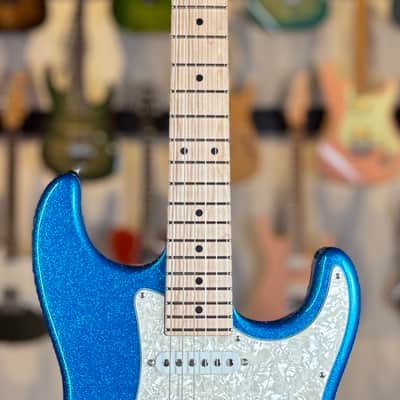 Tom Anderson Icon Classic - Big Sparkle Candy Apple Blue In Distress Level 1 - Custom Shop Stratocaster image 4