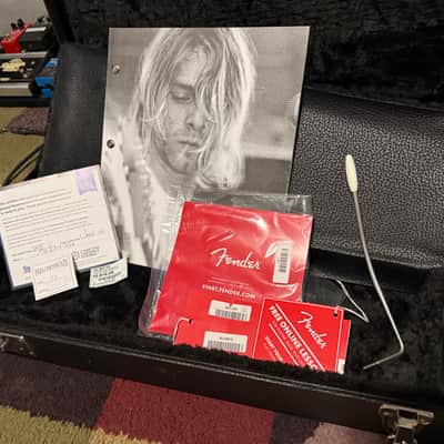 Fender Kurt Cobain Jaguar 2014 - Present - 3-Color Sunburst image 8