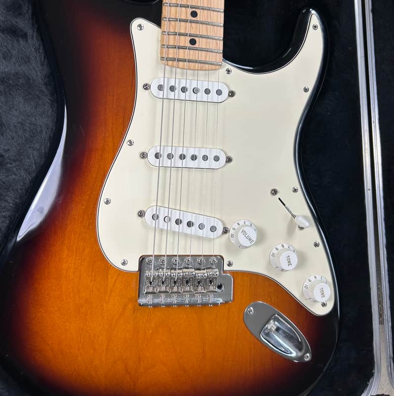Fender Highway One Stratocaster with Maple Fretboard 2006 - 2011 - 3-Color Sunburst