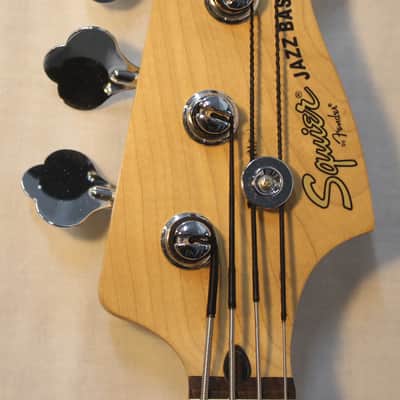 Squier Jazz bass standard series in Hard Shell Case - cherry burst image 7