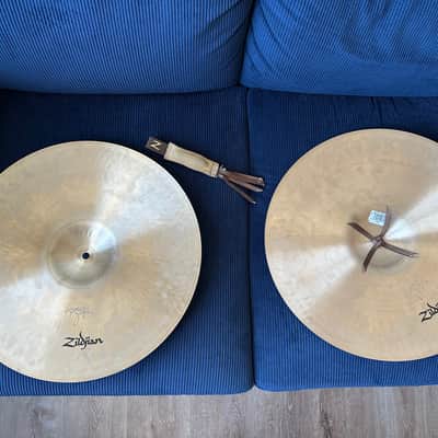 Zildjian 18" A Classic Orchestral Selection Medium Heavy Cymbal Pair image 4