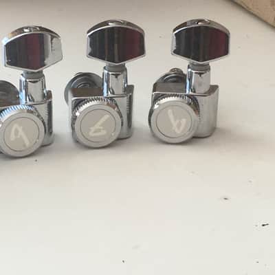 6 LEFTY Genuine Fender CHROME LOCKING Tuners Inline 2 Pin F Logo Machines Staggered NOS Left Hand Two-Pin Mount image 9