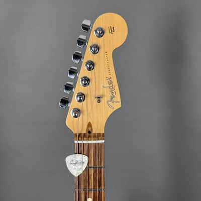 2011 Fender Standard Stratocaster RW sunburst like new Case image 4
