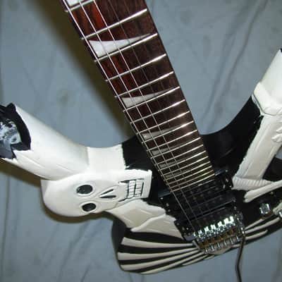 Guitar: Skull and bone image 3