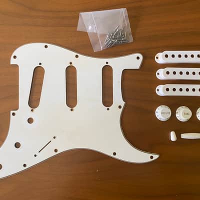 Fender Stratocaster Mid-90s - White Pickguard, Pickup Covers, Knobs, Switch and Trem Tips image 1