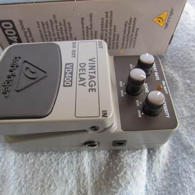Behringer VD400 Vintage Delay Pedal FOR REPAIR Clean W/Box NON WORKING Behringer Vintage Delay Pedal BROKEN image 2